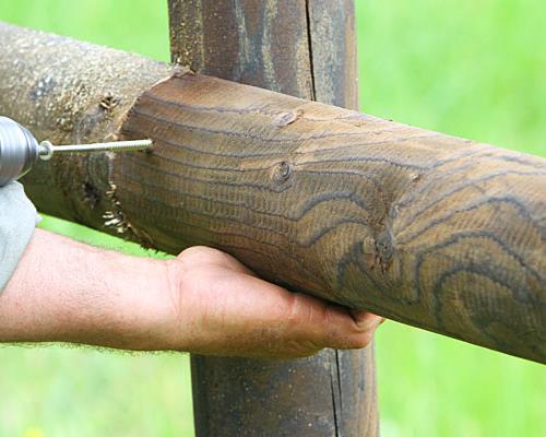 installer une clôture en bois dans un pré