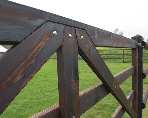 Clôture bois chevaux - Construire une clôture équestre dans les règles de l’art