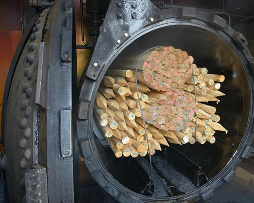 Een omheining in keteldruk geïmpregneerd hout: stevigheid plus schoonheid