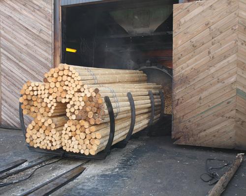 Een omheining in keteldruk geïmpregneerd hout: stevigheid plus schoonheid