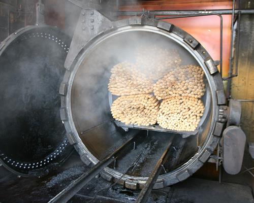 Een omheining in keteldruk geïmpregneerd hout: stevigheid plus schoonheid