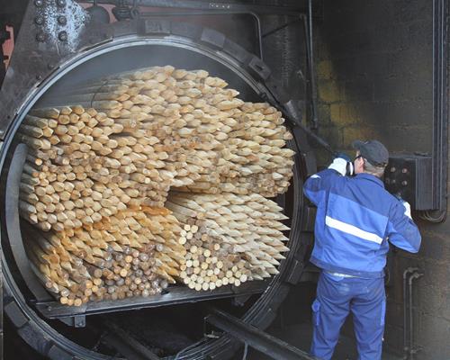 Une clôture en bois traitée en autoclave: allier robustesse et esthétique